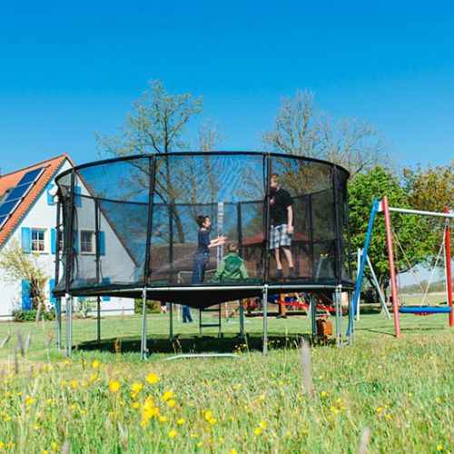 Großes Trampoin vor dem Ferienhof Altmühlhof