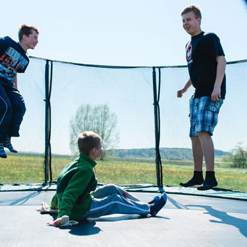 3 Jungs springen im großen Trampolin