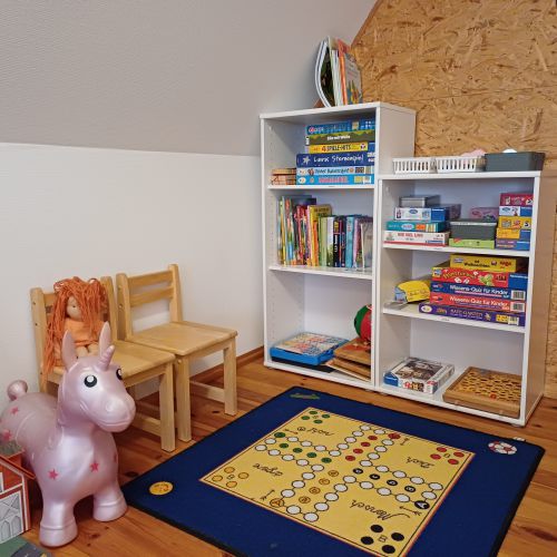 zwei Kinder spielen Mensch Ärgere Dich Nicht