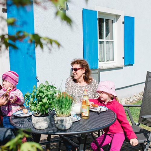Terrasse mit Frühstückstisch Ferienwohnung "Morgensonne"