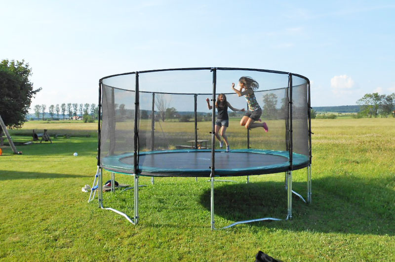 Großes Trampolin auf der Wiese