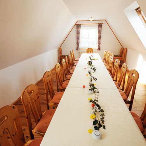 Aufenthaltsraum mit großem Tiscg für 20 Personen