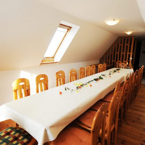 Aufenthaltsraum mit großem Tiscg für 20 Personen